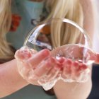Девушка держит мыльный пузырь — стоковое фото