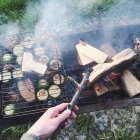 Pain, fromage et légumes sur barbecue — Photo de stock