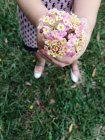 Chica sosteniendo ramo de flores - foto de stock