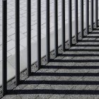 Geländer und Schatten auf dem Bürgersteig — Stockfoto