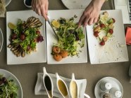 Frau isst Salate in Restaurant — Stockfoto