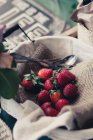 Strawberries in bowl with towel — Stock Photo