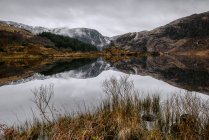 Montañas reflejadas en el lago - foto de stock