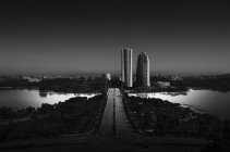 Stadtsilhouette mit Wolkenkratzern — Stockfoto