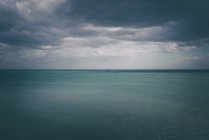 Вид на спокойный морской пейзаж — стоковое фото