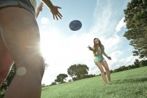 Femmes jouant frisbee dans le parc — Photo de stock