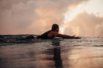 Homem na prancha de surf no oceano — Fotografia de Stock