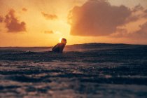 Silhouette of surfer catch wave — Stock Photo