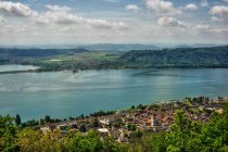 Villaggio di La Neuveille e Lago di Biel — Foto stock