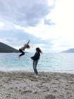 Due ragazze che giocano sulla spiaggia — Foto stock