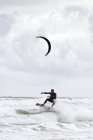 Людина кайт-серфінг — стокове фото