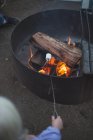 Ragazza tostatura marshmallow — Foto stock