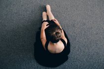 Girl in ballet leotard doing stretches — Stock Photo