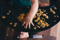 Bebê comendo café da manhã de flocos de cereais — Fotografia de Stock