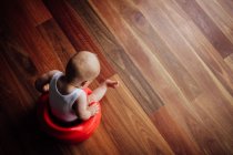 Junge sitzt in Babyschale — Stockfoto