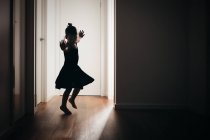 Девушка танцует в коридоре — стоковое фото