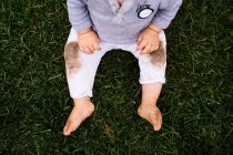 Хлопчик сидить на траві — стокове фото