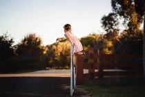 Menina escalando no portão — Fotografia de Stock