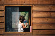 Mädchen putzt Fenster — Stockfoto