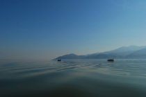 Barcos Vela en el lago Kerkini - foto de stock
