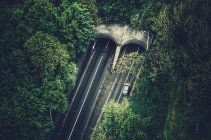 Auto fährt in Tunnel — Stockfoto