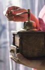 Donna macinazione caffè — Foto stock