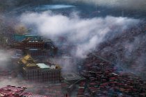 Stadtbild mit larung gar buddhistischer Akademie — Stockfoto