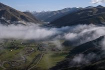 Blick auf Tal und Berge — Stockfoto