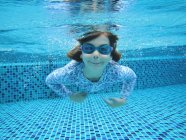 Плавание девочек в бассейне — стоковое фото