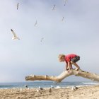 Junge klettert auf Ast — Stockfoto