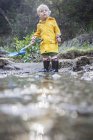 Menino criança brincando de riacho — Fotografia de Stock