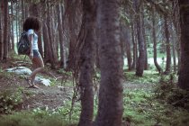 Mulher caminhando pela floresta — Fotografia de Stock