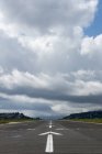 Osservando la vista sulla pista dell'aeroporto — Foto stock