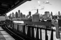 Vue panoramique de Queens Plaza en monochrome, New York, États-Unis — Photo de stock