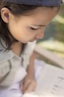 Close-up do livro de leitura focado menina — Fotografia de Stock