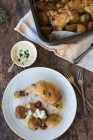Brathähnchen und Kartoffeln mit Sauce über Holztisch — Stockfoto