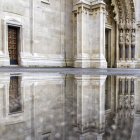 Scenic view of majestic Zagreb Cathedral with reflection in puddle — Stock Photo