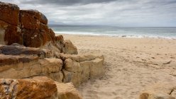Vista panorámica de la playa vacía, Plettenberg Bay, Western Cape, Sudáfrica - foto de stock