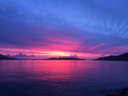 Vue panoramique sur le coucher de soleil violet, Valentia Island, comté de Kerry, Irlande — Photo de stock