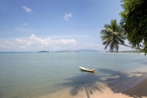 Tailandia, Ko Samui, Soi Nalat, Baan Thurian, vista panorámica de la playa, el paisaje marino y el barco - foto de stock