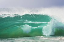 Vue panoramique de la belle vague bleue — Photo de stock
