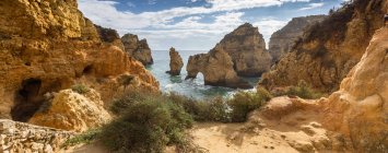 Мальовничий вид на скелі і пляжу Карвоейру, Фару, Португалія — стокове фото