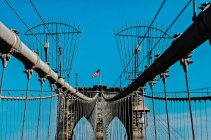 Бруклинский мост с флагом, США, штат Нью-Йорк, Нью-Йорк — стоковое фото