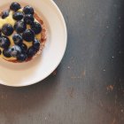 Blueberry Tarte sobre mesa cinza com espaço de cópia — Fotografia de Stock