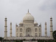 A perspective view on Taj Mahal with walking tourists, Agra, India — Stock Photo