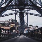 Blick von der Brücke mit schwarzem Auto in portugal, dom luis — Stockfoto