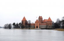 Vista panorâmica do castelo de Trakai perto de Vilnius, Lituânia — Fotografia de Stock