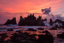 Indonésie, Sumatera, Lampung, vue majestueuse sur la plage de Kelumbayan au crépuscule — Photo de stock
