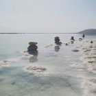 Israele, Mar Morto, vista panoramica di ciottoli impilati in mare — Foto stock