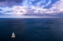 Bellissimo paesaggio marino con barca a vela, Santa Lucia, Gros Islet — Foto stock